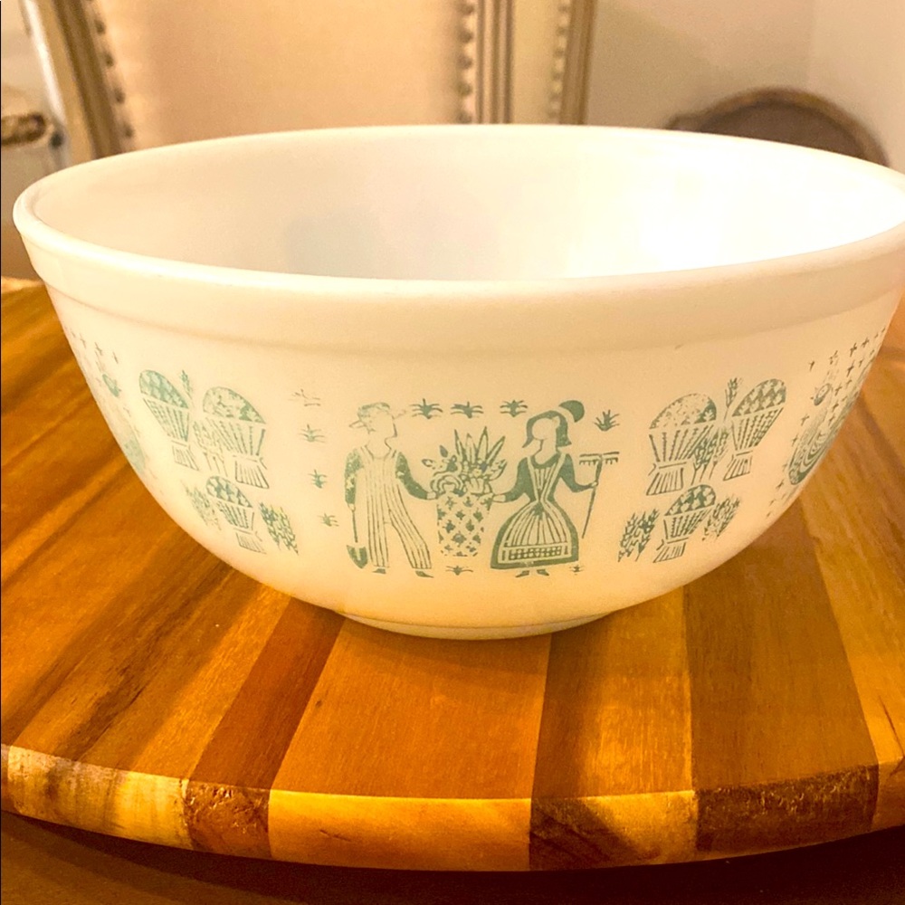 VINTAGE PYREX AMISH WHITE AND TURQUOISE MIXING BOWL 🥣🍓